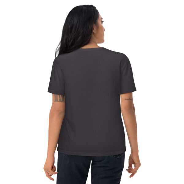 A woman posing from behind wearing a dark grey tshirt with no pattern