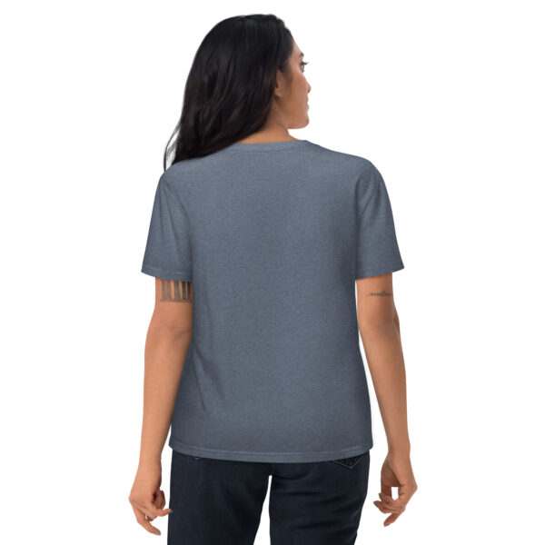 A woman posing from behind wearing a grey tshirt with no pattern