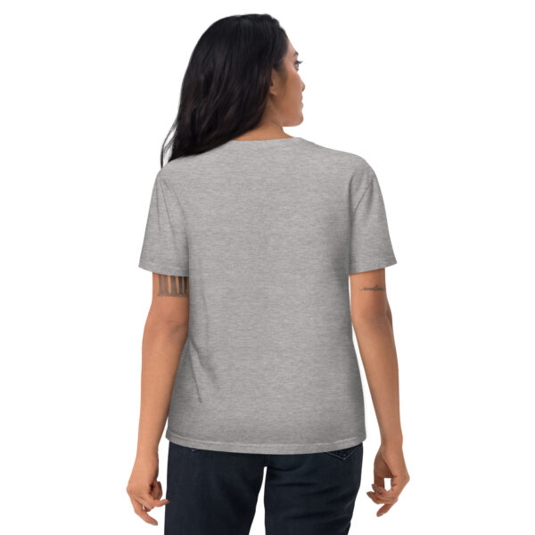 A woman posing from behind wearing a grey tshirt with no pattern